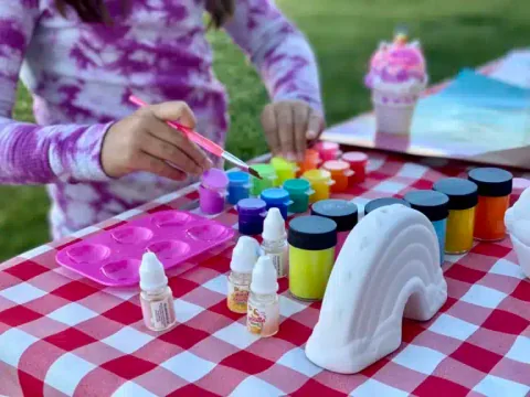 Menina a pintar numa atividade de artes e ofícios