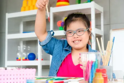 Criança com autismo a sorrir